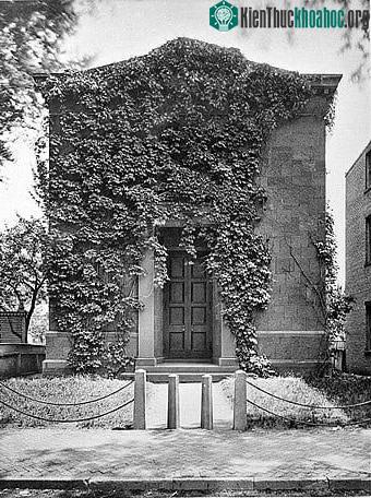 Trụ sở của Skull and Bones Club, nơi này còn được gọi là "lăng mộ".
