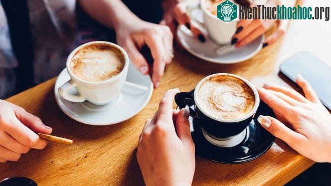 Lượng caffeine tiêu thụ quá lớn khiến cơ thể mất nước và đôi mắt thiếu sức sống.
