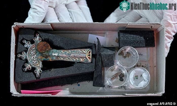 Trâm cài lễ phục được phân tích trong phòng thí nghiệm.