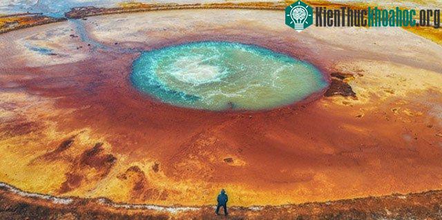 Từ trên không nhìn xuống, người ta nhìn thấy suối Aiken giống hệt một đôi mắt khổng lồ.