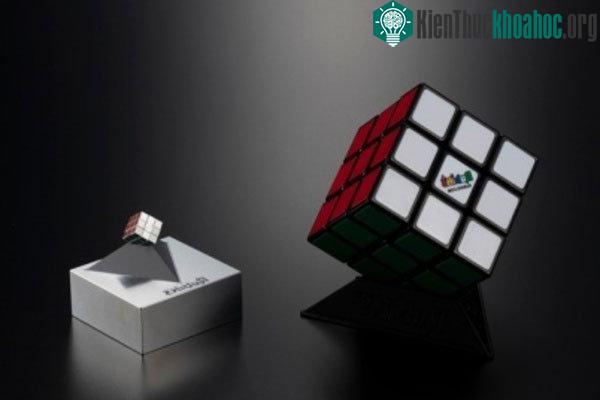 Người Nhật tạo ra khối rubic nhỏ nhất thế giới chưa đến 1cm ảnh 1