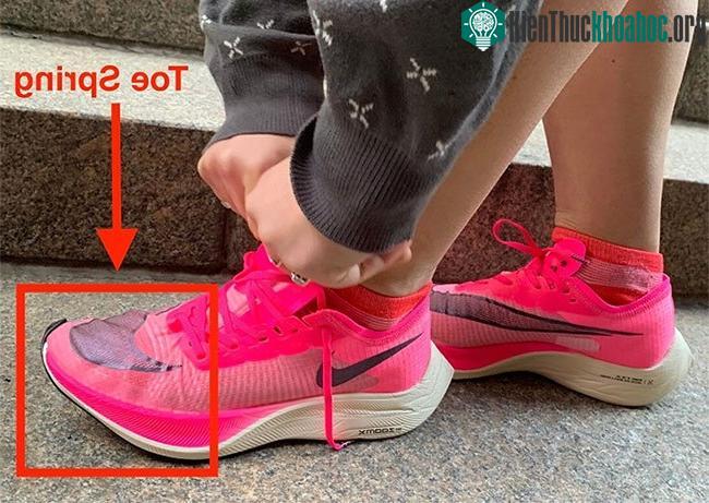 Phần cong lên trên của phần đầu chiếc giày chính là thiết kế toe spring.