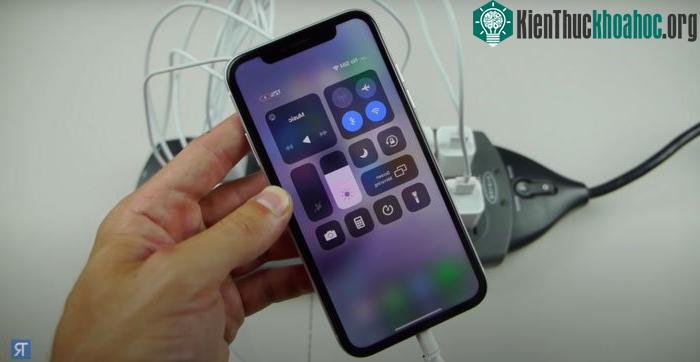 Ban đầu iPhone XR với 10 cục sạc lên dung lượng pin khá nhanh.