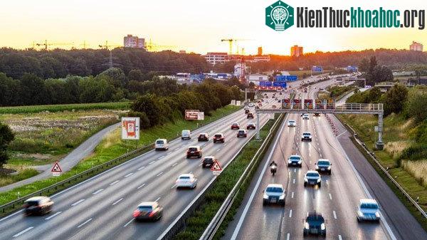 BMW, Audi và Mercedes-Benz chắc chắn có thể làm ra được những chiếc xe rất mạnh và nhanh hơn co số 250 km/h rất nhiều