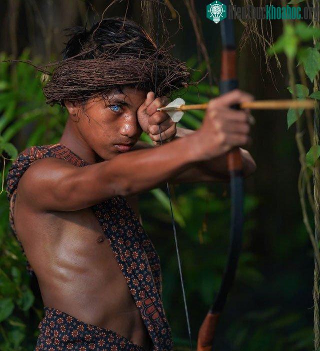 Kỳ lạ bộ tộc có đôi mắt xanh cực hiếm ở Indonesia