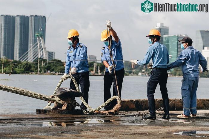 Nhân viên cảng Sài Gòn đang neo đậu cho tàu Bayani