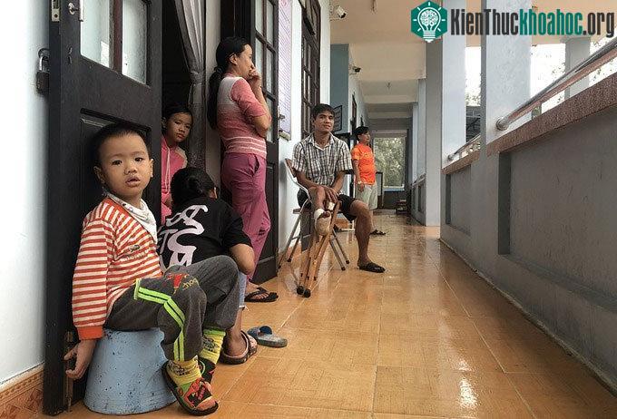 Người dân trú bão tại trụ sở xã Bình Minh, huyện Thăng Bình
