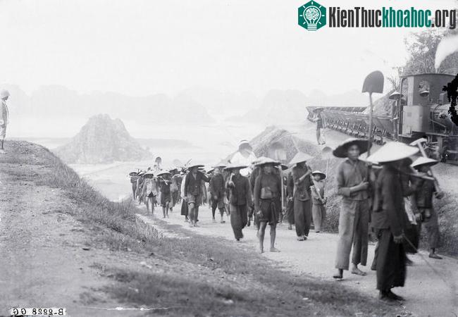 Các cu-li vào ca làm việc tại mỏ than Hòn Gai thập niên 1920.