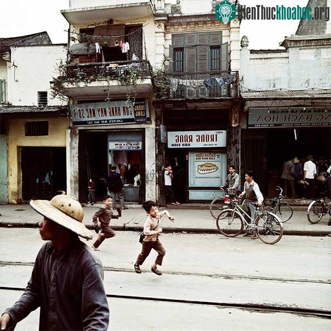 Phố Hàng Đào năm 1975.