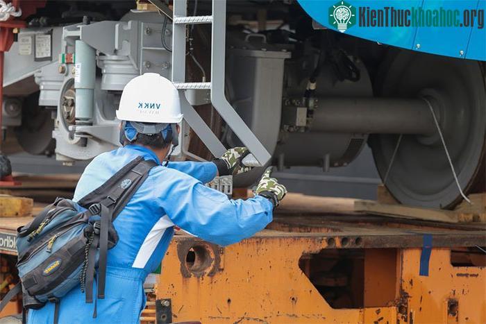 Chuyên gia Nhật Bản cũng đi theo để kiểm tra tình hình vận chuyển toa tàu Metro