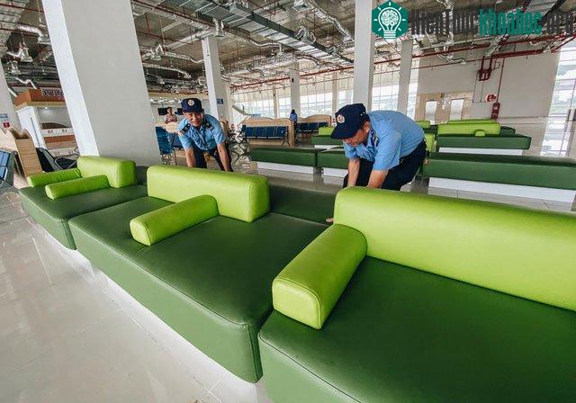 Nhân viên đang sắp xếp lại ghế ngồi để chuẩn bị đón khách đến bến xe