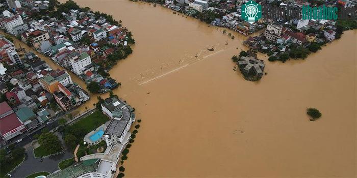 Nước tràn đập đá không thấy đường và cột mốc
