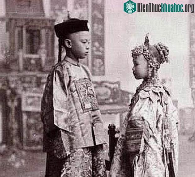 Một cặp tân lang - tân nương nhỏ tuổi cử hành hôn lễ dưới sự sắp đặt của gia đình.