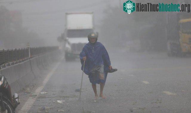 Chùm ảnh: Mưa lũ lịch sử ở Quảng Bình, nước ngập quốc lộ 1A hơn một mét, xe cộ chôn chân hàng km ảnh 11