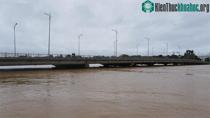 Mưa lũ vẫn còn kéo dài khiến Thừa Thiên Huế thiệt hại nặng nề