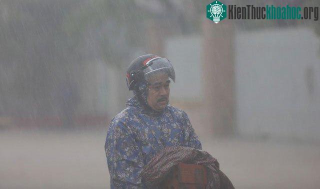 Chùm ảnh: Mưa lũ lịch sử ở Quảng Bình, nước ngập quốc lộ 1A hơn một mét, xe cộ chôn chân hàng km ảnh 12