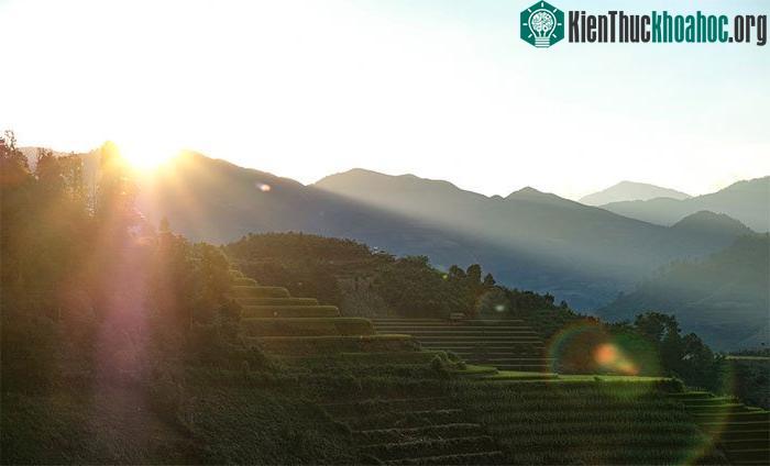 Ánh mặt trời dần buông sau đỉnh núi, kéo dài đổ bóng bên những mảnh ruộng nhấp nhô