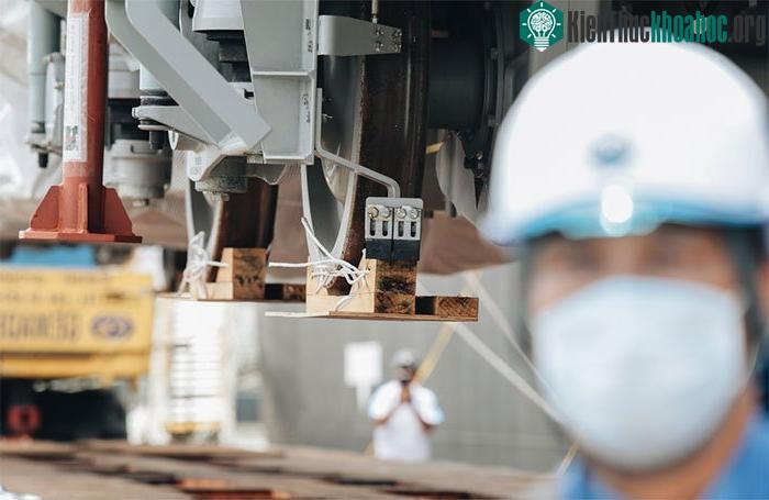 Bánh xe toa tàu được bọc gỗ để đảm bảo an toàn, giảm va đập