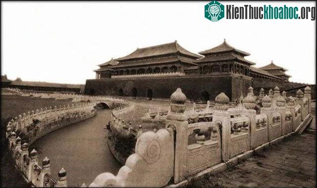 Một buổi chiều hoàng hôn ở Tử Cấm Thành năm 1927.