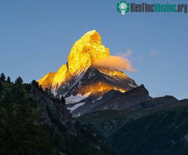 Núi Matterhorn dưới nắng sớm