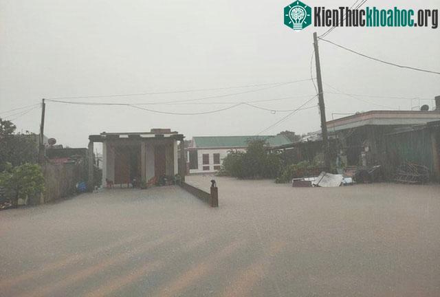 Chùm ảnh: Mưa lũ lịch sử ở Quảng Bình, nước ngập quốc lộ 1A hơn một mét, xe cộ chôn chân hàng km