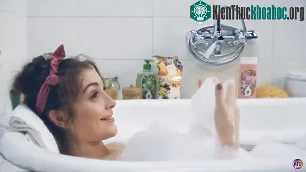 Những người phụ nữ trong bồn tắm luôn khô ráo