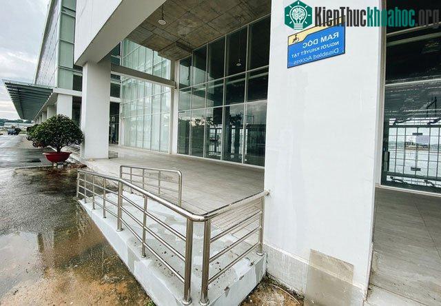Vị trí đón trả khách của xe buýt trước nhà ga trung tâm.