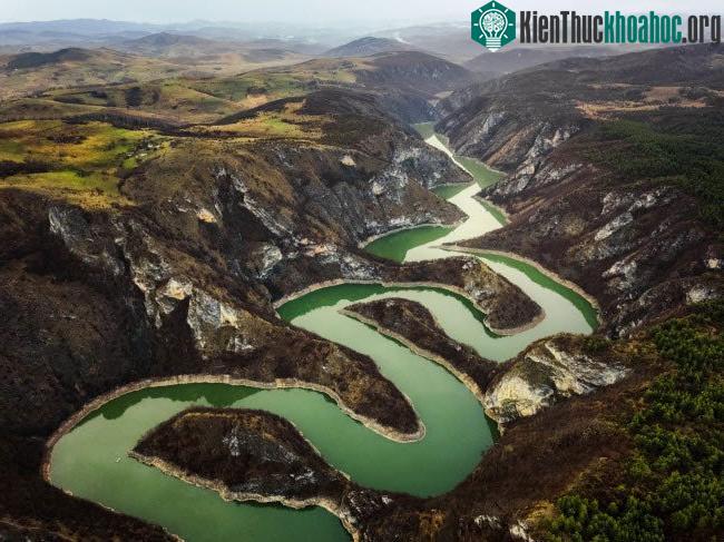 Khung cảnh được chụp từ trên cao của dòng sông Uvac ở Serbia.