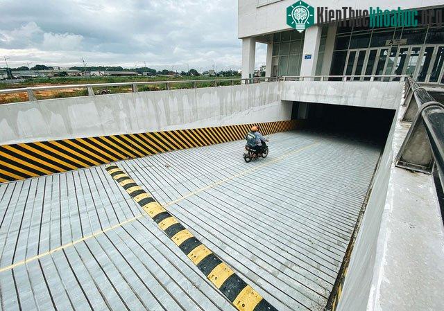 Đường xuống hầm gửi xe máy của bến xe