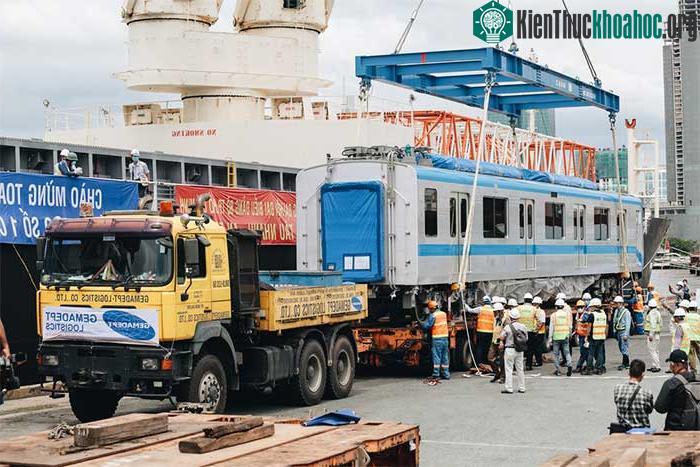 Nhân viên vận chuyển ràng buộc dây cho toa tàu để chuẩn bị vận chuyển
