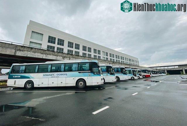 Bãi đậu xe khách dưới tầng nhà ga trung tâm