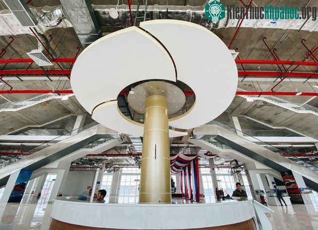 Quầy thông tin nằm giữa nhà ga, đối diện cổng chính để hỗ trợ, giúp đỡ hành khách đến bến xe