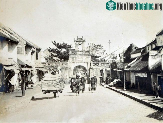 Phố Hàng Chiếu và cửa ô Quan Chưởng.