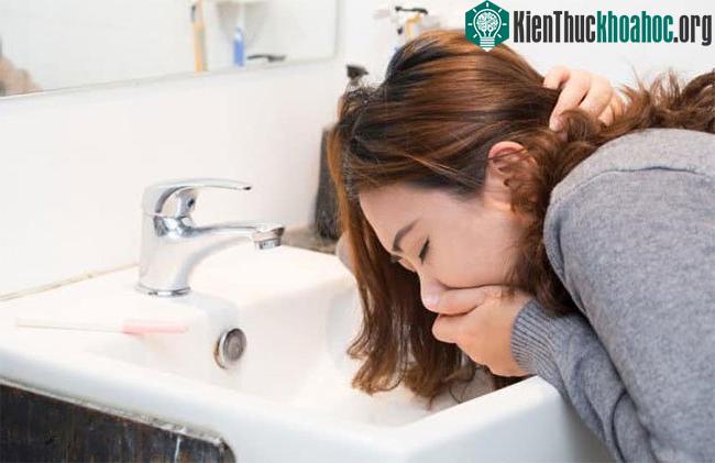 Nạn nhân bị ngộ độc thực phẩm nôn càng sớm càng tốt.