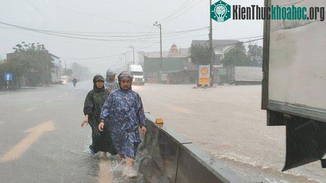 Chùm ảnh: Mưa lũ lịch sử ở Quảng Bình, nước ngập quốc lộ 1A hơn một mét, xe cộ chôn chân hàng km ảnh 2