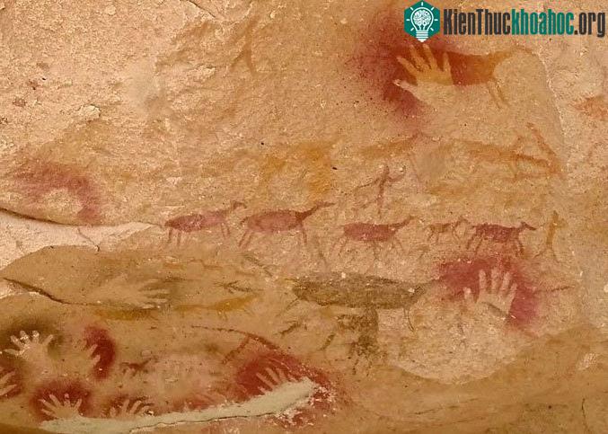 Tranh tường được chia thành 3 thời đại.