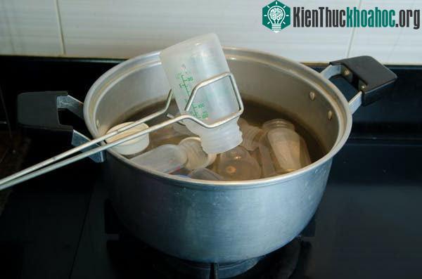 Tiệt trùng bình sữa trẻ em trong nước sôi giải phóng nhiều vi nhựa hơn bất kỳ quy trình nào khác.