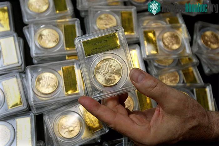 Sau khi được gột rửa, những đồng tiền vàng lấp lánh như mới.