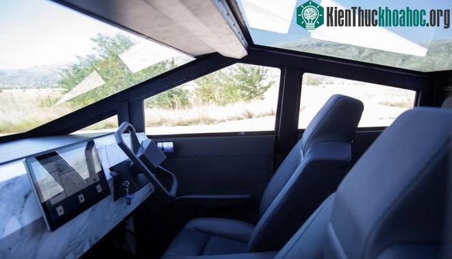 Nội thất bên trong "bản sao" của Cybertruck.
