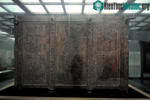Chiếc quan tài bằng đồng được chạm khắc tinh xảo