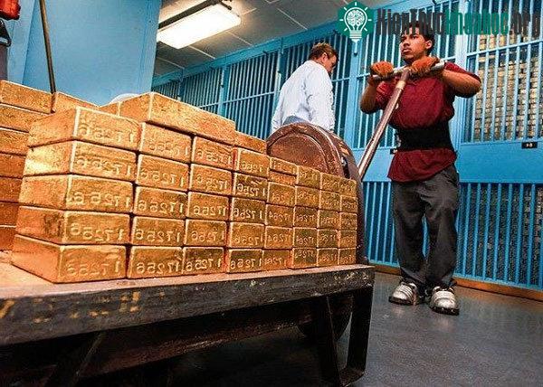 &nbsp;Trước khi được nhập kho, vàng sẽ được kiểm tra kỹ lưỡng