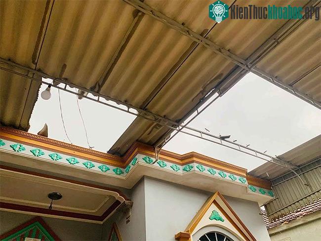 Gió giật làm rơi vỡ những tấm mái lợp nhà