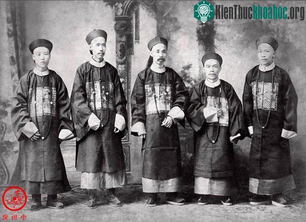 Ảnh chụp 5 vị quan văn.