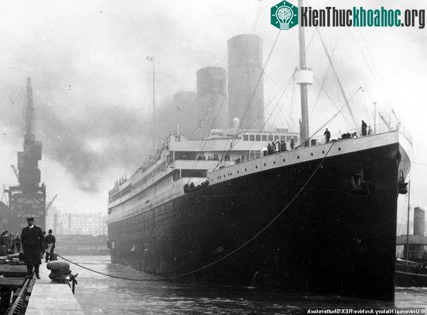 Tàu Titanic trước khi rời cảng.