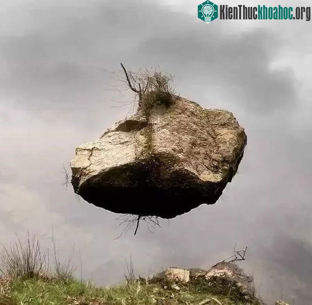 Tảng đá này đang lơ lửng trên không trung như có phép thuật phải không?