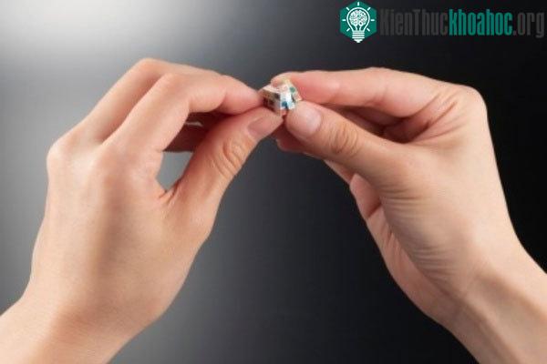 Người Nhật tạo ra khối rubic nhỏ nhất thế giới chưa đến 1cm.