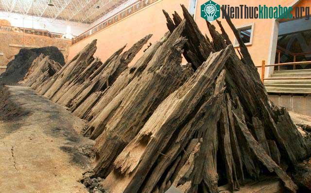 Buồng quan tài được dựng nên từ 140 cây gỗ.