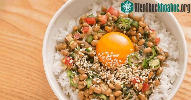 Natto và trứng sống