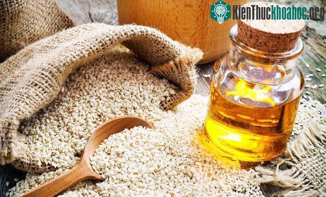 Sử dụng dầu mè thường xuyên giúp giữ lại màu tóc tự nhiên và giảm rụng tóc.
