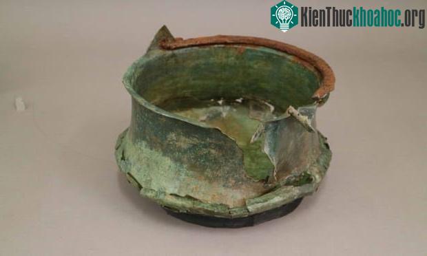 Chiếc chén đồng được tìm thấy đầu tiên, giúp hé lộ sự tồn tại của ngôi mộ cổ